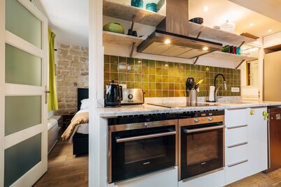 luxury 1BR quiet fully equipped kitchen washer/drier