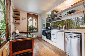 Réfrigérateur, micro-ondes, four, plaque de cuisson