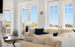 Een smart-tv en een open haard