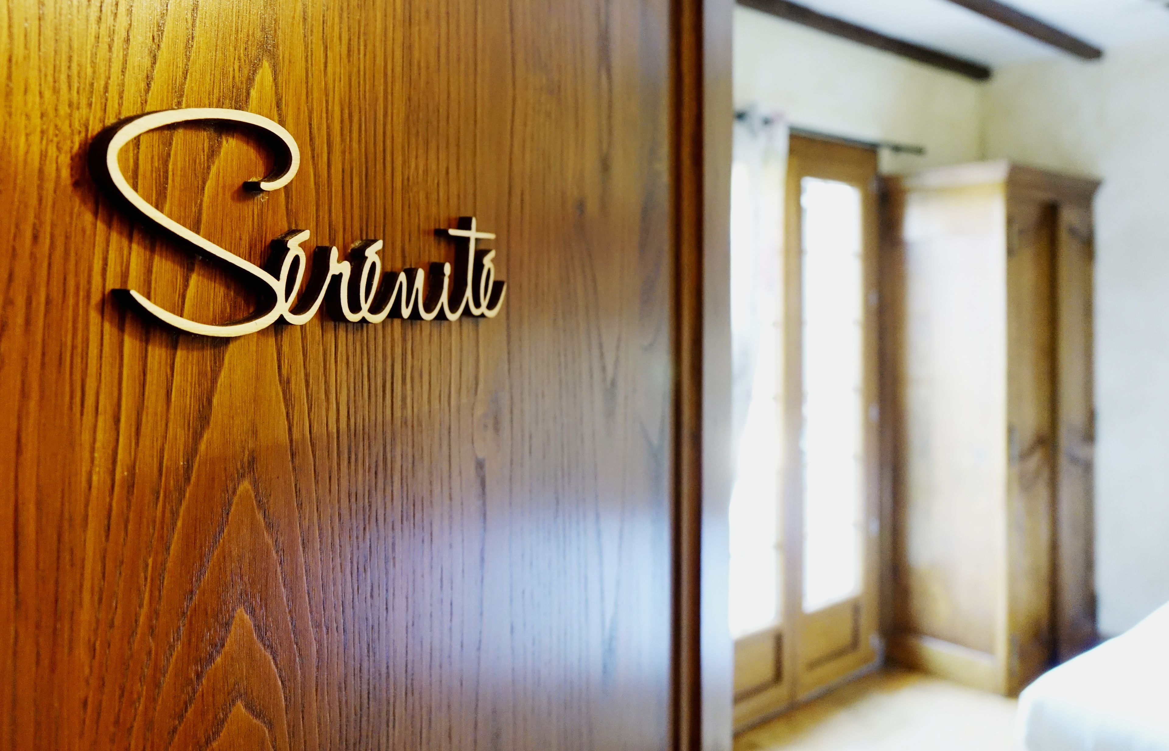 Una puerta de madera con una placa grabada que dice "Serenity".