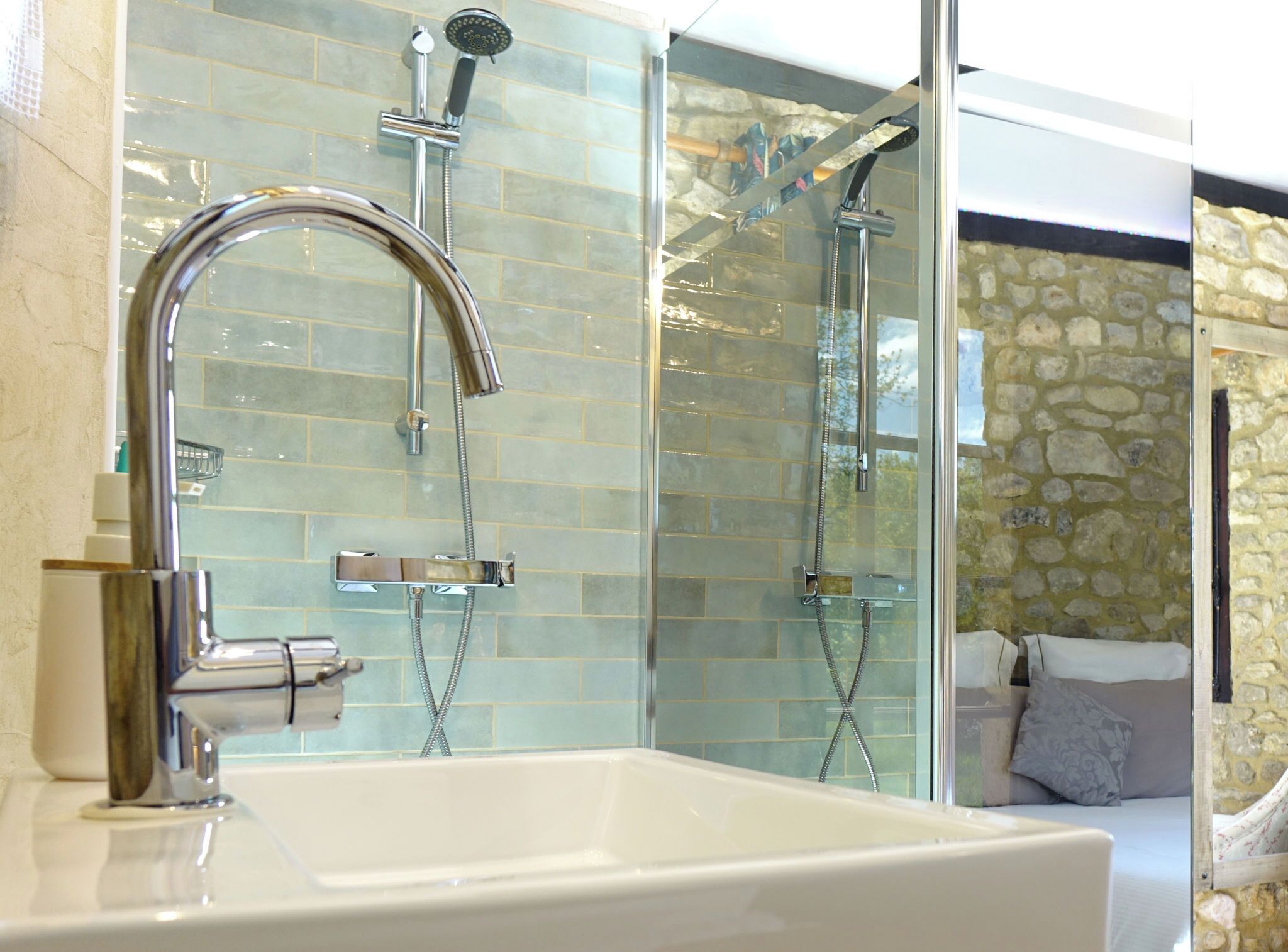 Chambre Double (La Borie) | Salle de bain | Douche, douche à « effet pluie », articles de toilette écologiques