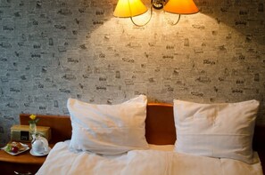 基础三人房 | 免费 WiFi、床单