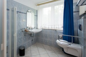 A bathroom with a shower, sink, and toilet. - West Hotel (Warsaw)