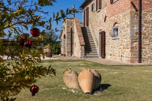 المنطقة المحيطة بالمنشأة