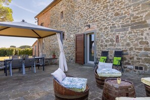 Outdoor dining - Villa dei Vini – Country house with swimming pool in Cortona, Tuscany. (Terontola)