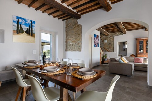 Villa dei Vini – Country house with swimming pool in Cortona, Tuscany.