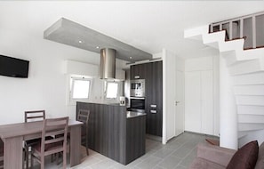 Apartment, 1 Bedroom, Terrace, Golf View | Dapur peribadi | Peti sejuk/penyejuk beku saiz penuh, ketuhar gelombang mikro, ketuhar 