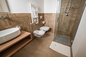 Shower, free toiletries, hair dryer, bidet
