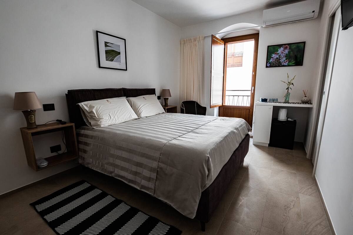 Blackout curtains, soundproofing, cots/infant beds, free WiFi