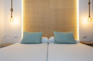 Caixa forta a l'habitació, escriptori i planxa i posts de planxar 
