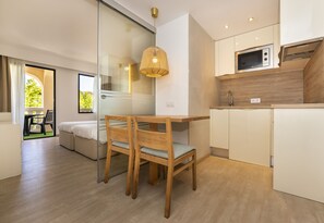 Frigorífic, microones, placa de cuina i cafetera i tetera 