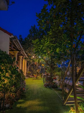 Quarto casal panorâmico, para não fumantes, vista para a piscina | Roupas de cama premium, quartos à prova de som, Wi-Fi de cortesia