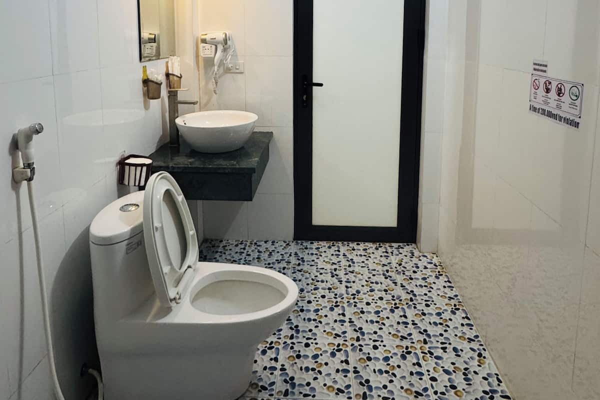 Chambre Familiale | Salle de bain | Douche, douche hydromassante, articles de toilette de luxe
