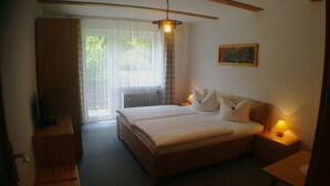 Double Room, Private Bathroom, Garden View | Bed sheets