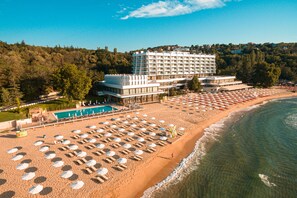 På stranden, solsenger, parasoller og strandhåndklær