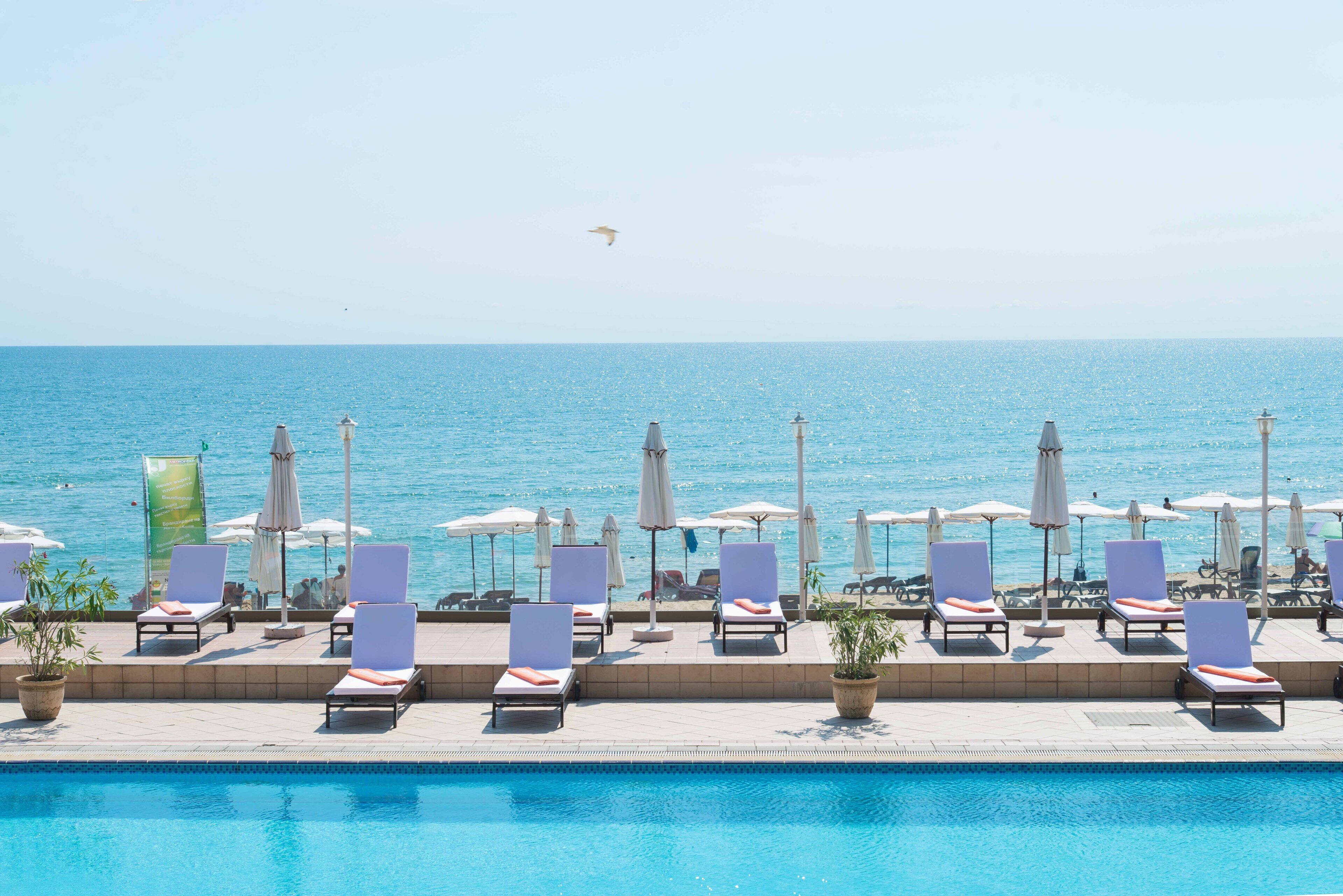 Piscine couverte, piscine extérieure, parasols de plage, chaises longues