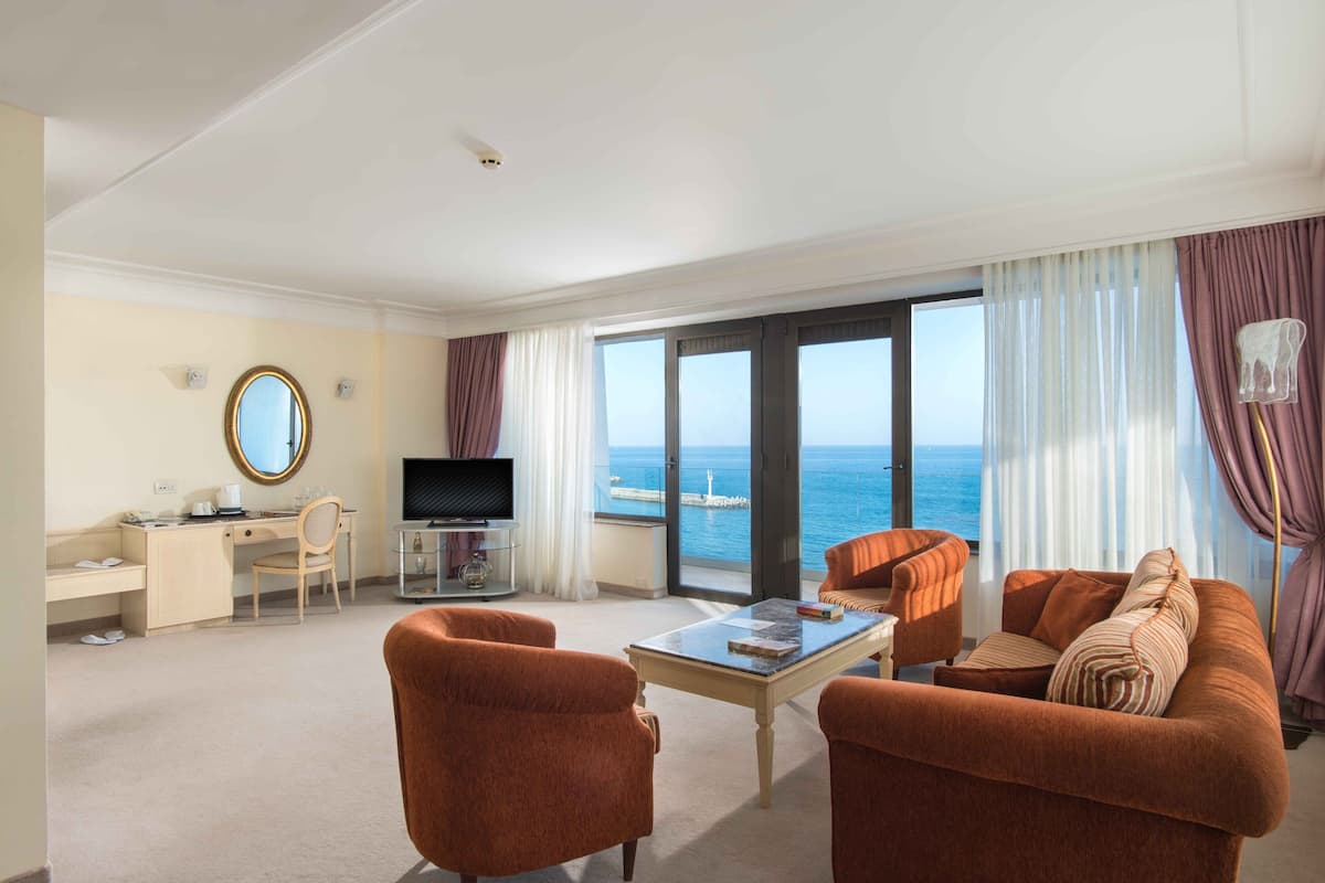 Suite, balkon, uitzicht op zee | 1 slaapkamer, een minibar, gratis babybedden, gratis wifi