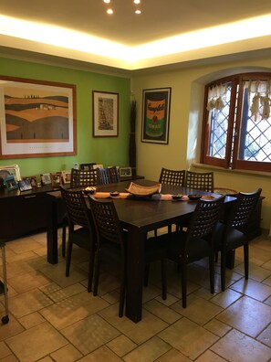 Dining - The house of smiles. (Lavinio)