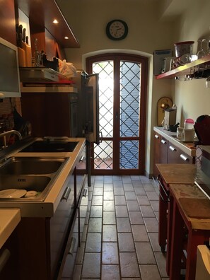 Fridge, microwave, oven, stovetop - The house of smiles. (Lavinio)