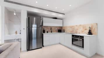 Een koelkast, een microgolfoven, een oven, een kookplaat