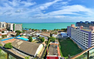 A strandtól nem messze, fehér homok és felárért használható cabanák