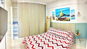 A bedroom with a bed, a wardrobe, a desk with a chair, and a wall with paintings. - Vacanze - Gales da Pajuçara (Maceió)