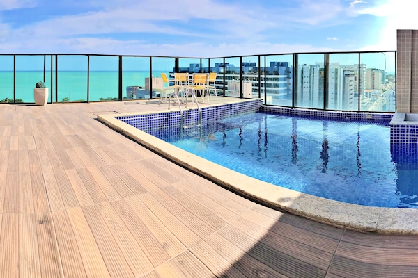 Piscina externa, guarda-sóis, espreguiçadeiras