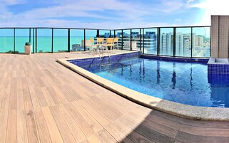 Szabadtéri medence, napernyők és napozóágyak