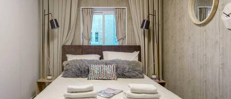 1 makuuhuone, työpöytä, silitysrauta/-lauta, vauvan matkasänky