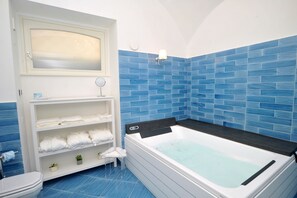 Suite exclusiva, vistas al mar | Baño | Ducha y cabezal de ducha con hidromasaje