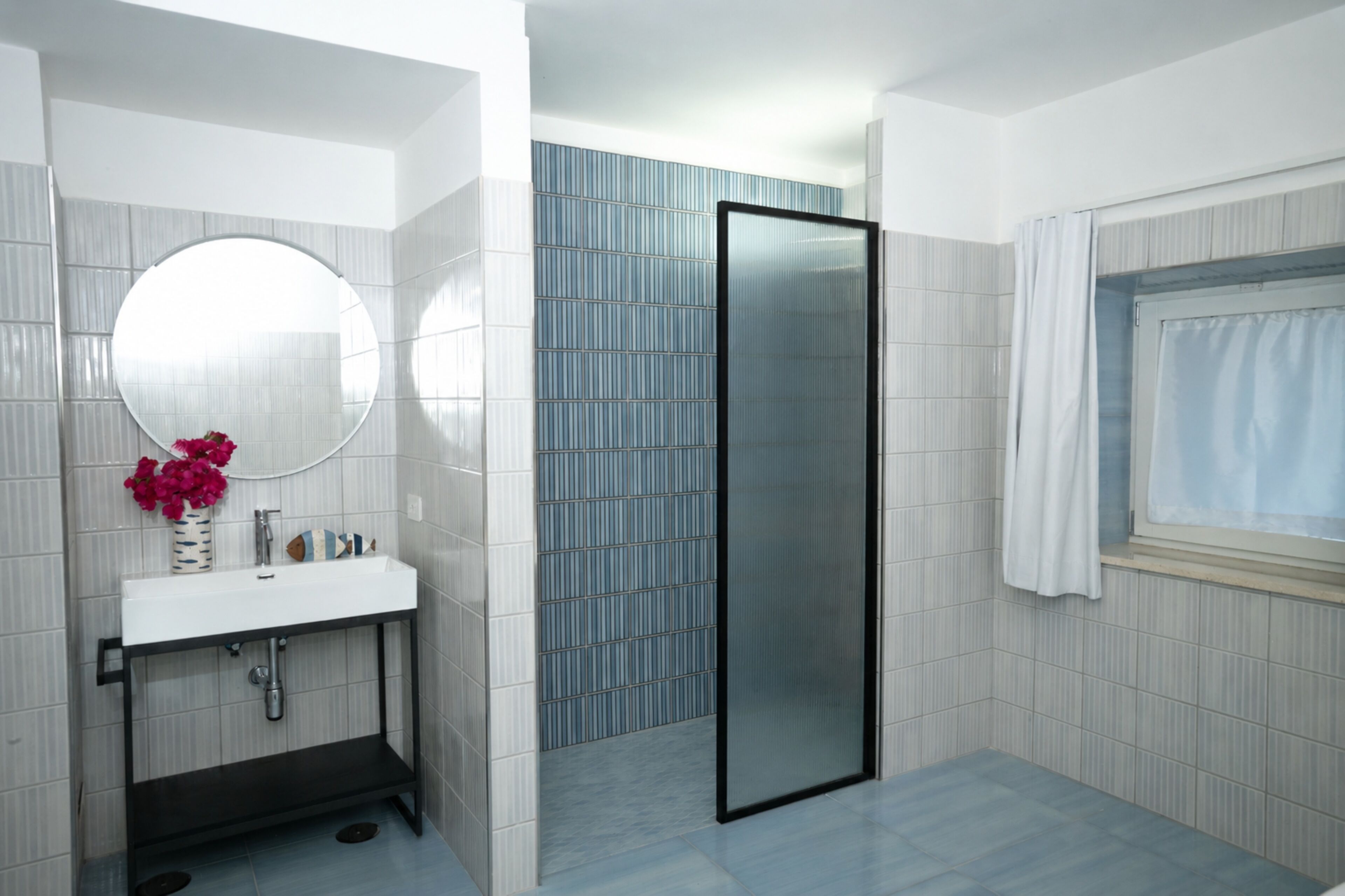 Junior Suite, Sea View | Bathroom | Shower, hydromassage showerhead, free toiletries, hair dryer