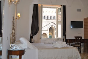 Suíte exclusiva, vista para a cidade | 1 quarto, roupas de cama premium, edredons de pluma