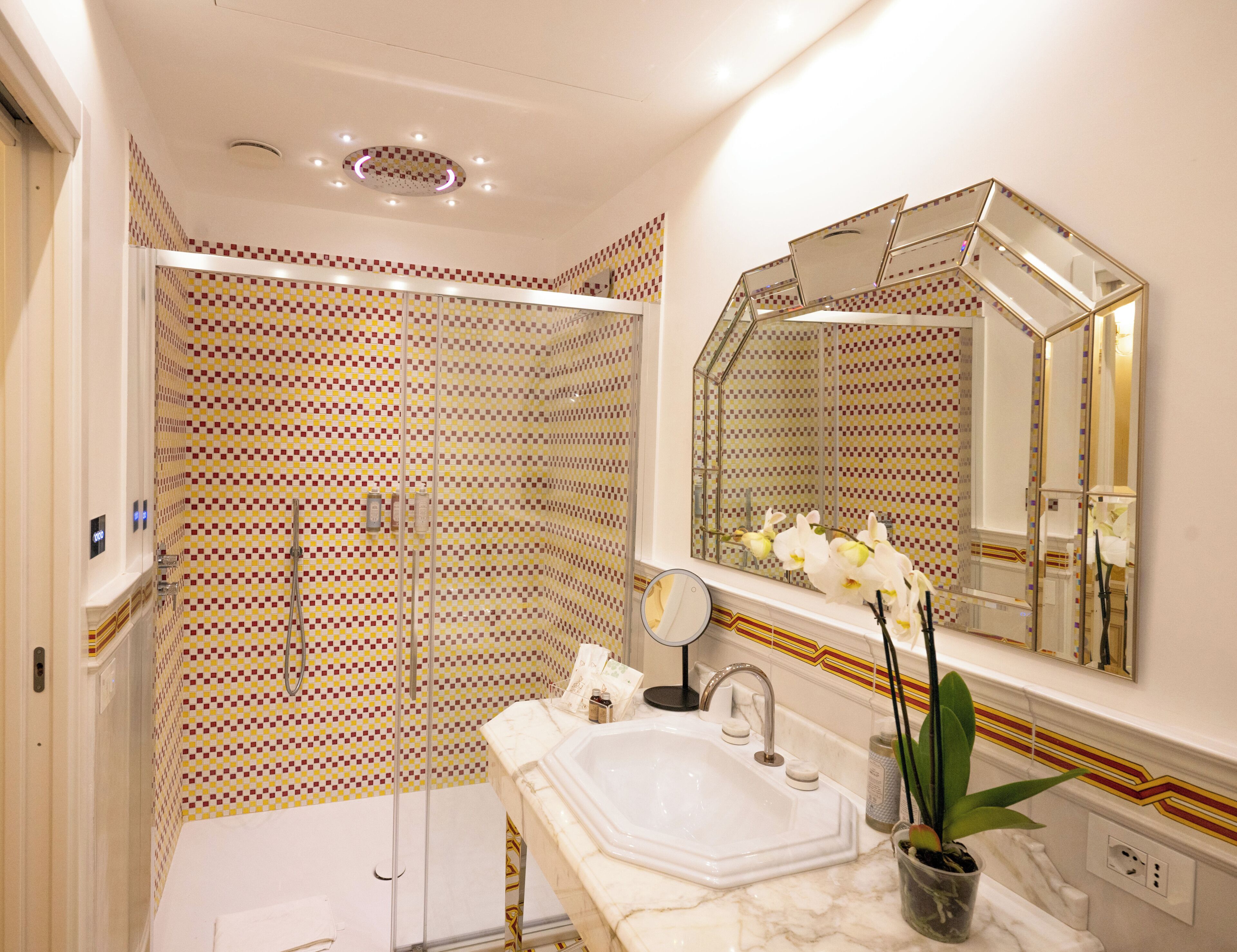 Exclusive Suite, City View | Bathroom | Shower, hydromassage showerhead, free toiletries, hair dryer