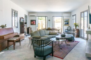 TV, peis, DVD-spiller og bøker