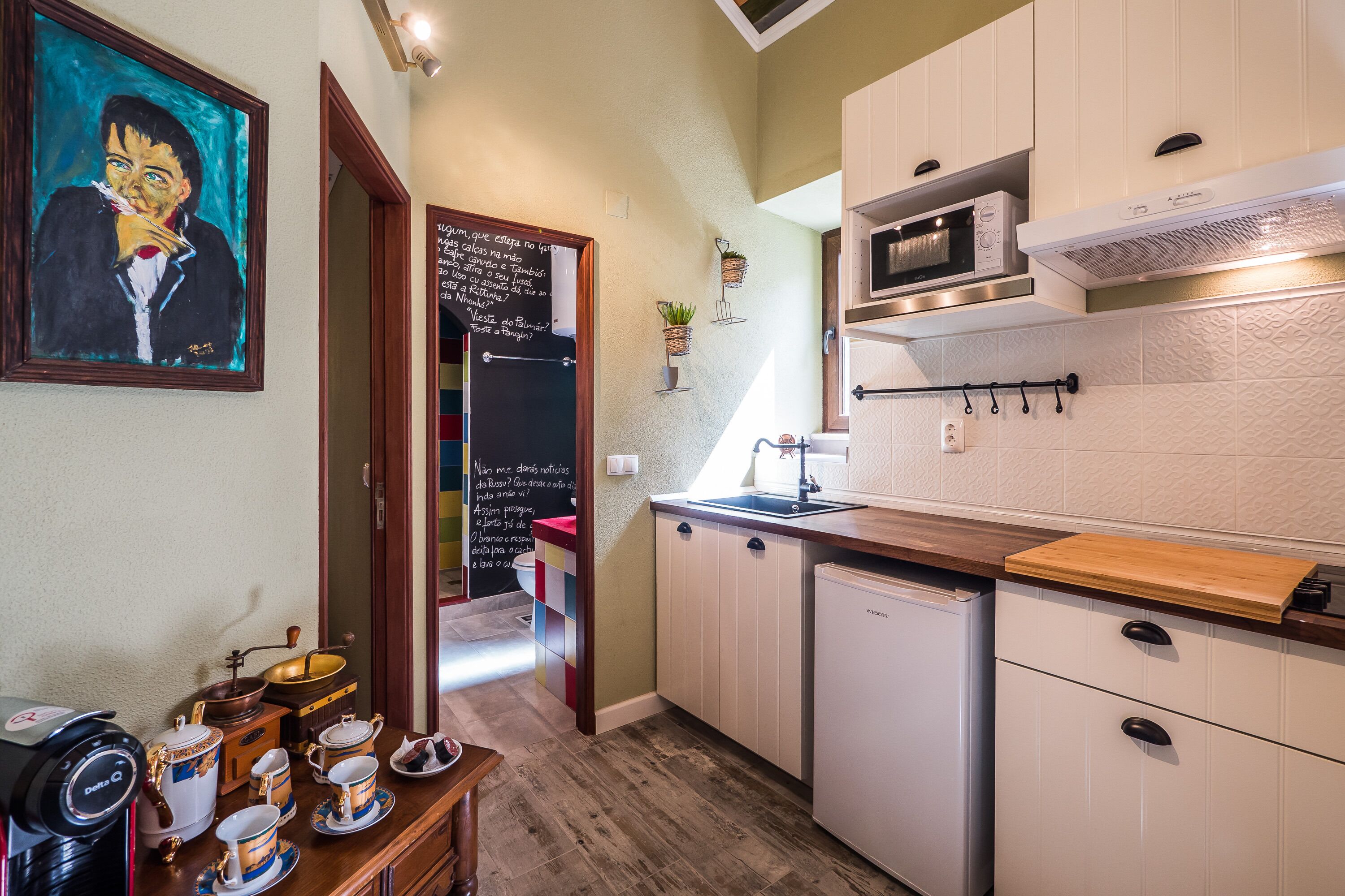 Kühlschrank, Mikrowelle, Herdplatte, Wasserkocher mit Kaffee-/Teezubehör