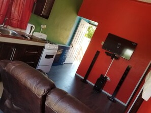 Fridge, microwave, oven, cookware/dishes/utensils - Al's Vacation Home (Spanish Town)
