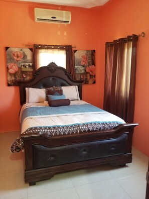 Blackout drapes, iron/ironing board, free WiFi, bed sheets - Al's Vacation Home (Spanish Town)