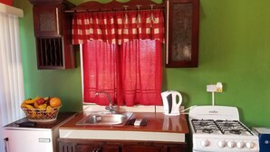Casa conforto, 2 quartos, vista para a colina | Cozinha privada | Geladeira, micro-ondas, fogão, talheres/pratos/utensílios de cozinha