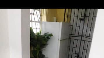 Rumah Comfort, 1 Tempat Tidur Queen | Dapur pribadi | Lemari es, microwave, oven, dan peralatan masak/sendok-piring