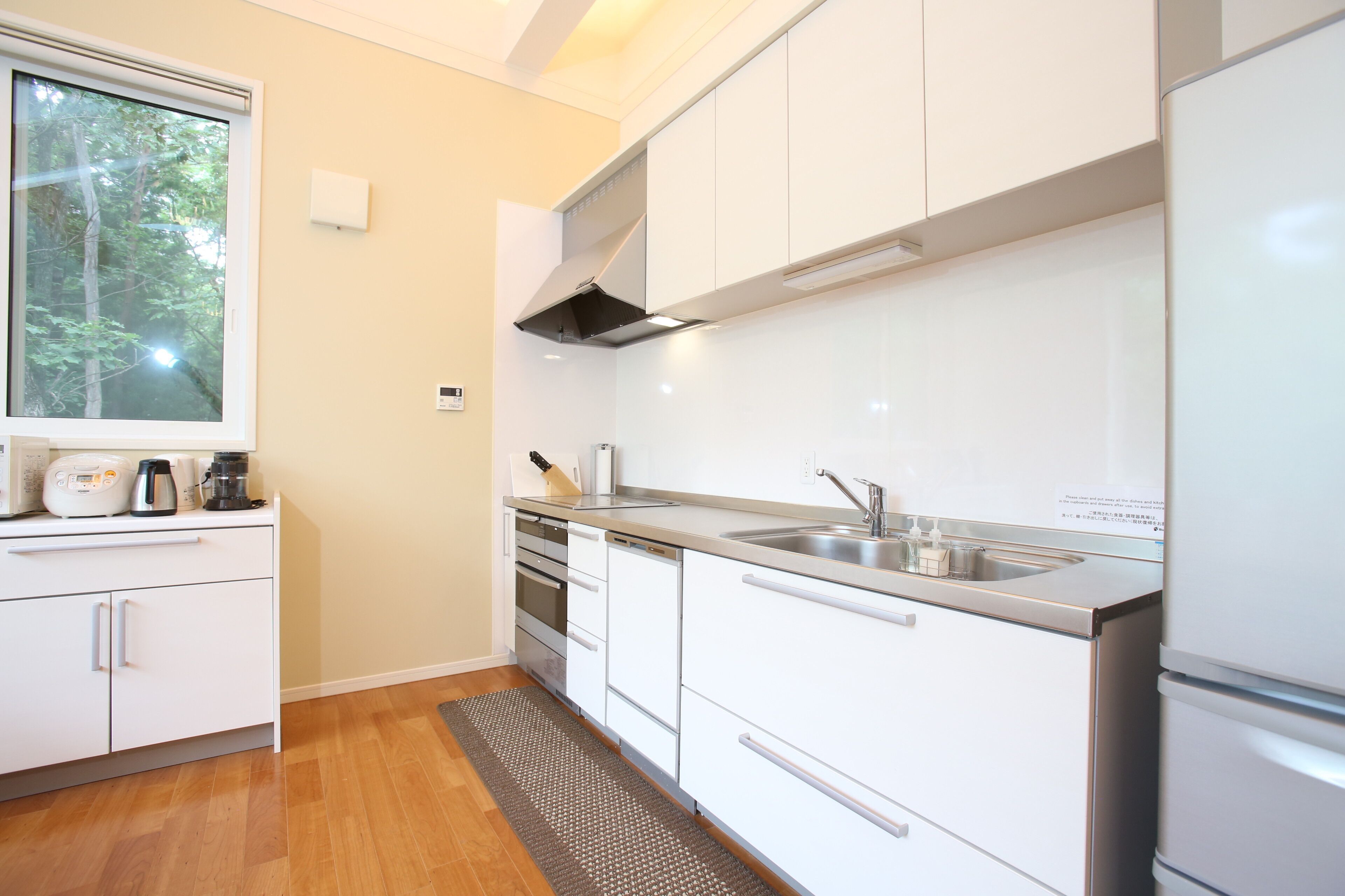 ثلاجة، غلّاية كهربائية، مستلزمات طهي/أطباق/أوعية