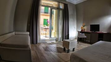 Kamar Deluks, balkon | Minibar, brankas, dan didekorasi berbeda-beda