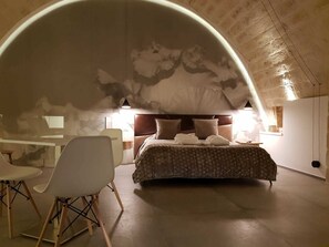 Minibar, in-room safe, individually decorated, individually furnished - Principe Relais Suite & Spa (Gravina in Puglia)