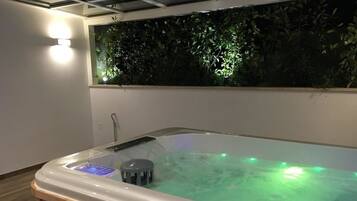 Suite Mewah, hot tub | Jet tub