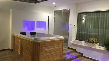 Suite Mewah, hot tub | Minibar, brankas, dan didekorasi berbeda-beda