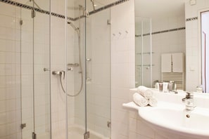 Shower, eco-friendly toiletries, hair dryer, towels - Hapimag Resort Budapest (Budapest)