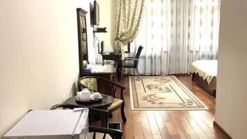 Phòng Suite Junior, 1 giường đôi | Két bảo mật tại phòng, bàn, bàn ủi/dụng cụ ủi quần áo