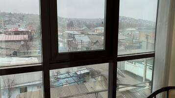 Phòng dành cho gia đình, nhiều giường | Két bảo mật tại phòng, bàn, bàn ủi/dụng cụ ủi quần áo