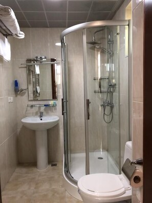 Quarto solteiro econômico, 1 cama de solteiro | Chuveiro