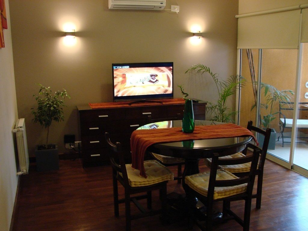 Standard Apartment, Berbilang Katil | Ruang tamu | TV skrin rata 