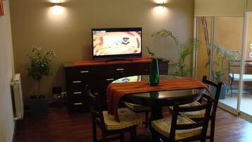 Standard Apartment, Berbilang Katil | Ruang tamu | TV skrin rata